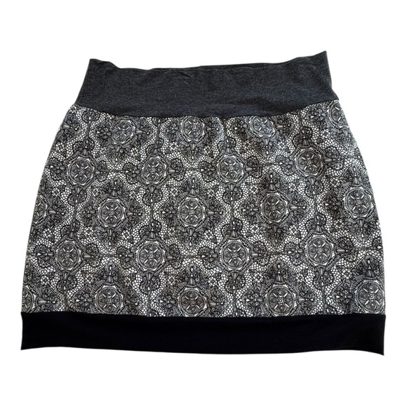 Dresses & Skirts - Black & White Lace Print Pattern Skirt - Size XL